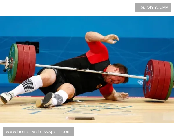 举重少年下场后抱杠铃睡觉