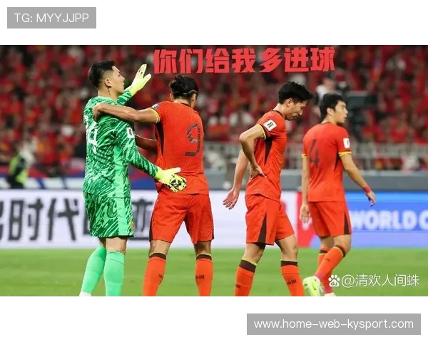 足球门将把球漏进门！自责跪地