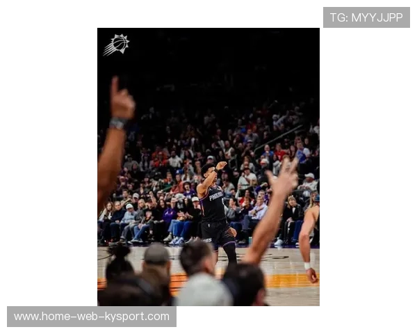 太阳布克突破分球,外线空位不断 太阳布克突破分球,外线空位不断