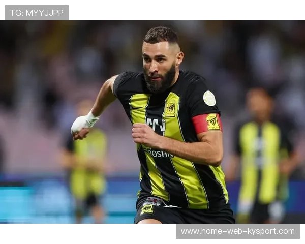 本泽马首次亮相沙特新月,表现精彩 本泽马首次亮相沙特新月,表现精彩